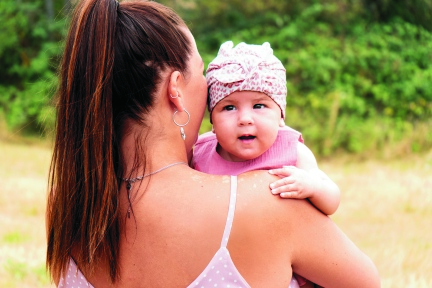 Sterntaler čepička dívčí s uzlem, krémová se srdíčky, bavlněný jersey UV 30+,1412160